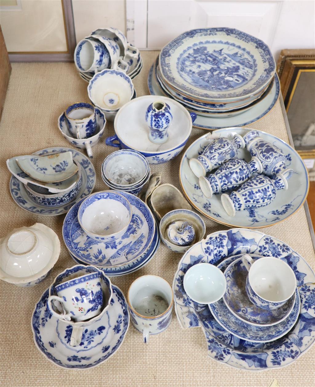 Mixed chinese blue and white ceramics, mostly damaged, for restoration